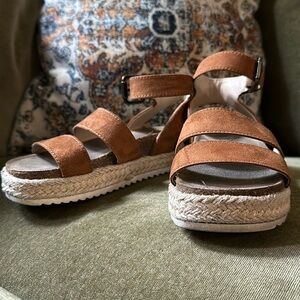 Brown “Art Class” girls espadrille sandals
